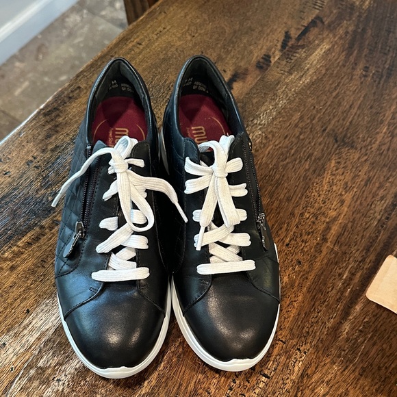 NeW Munro Black Quilted Sneakers with White Soles - Picture 6 of 6